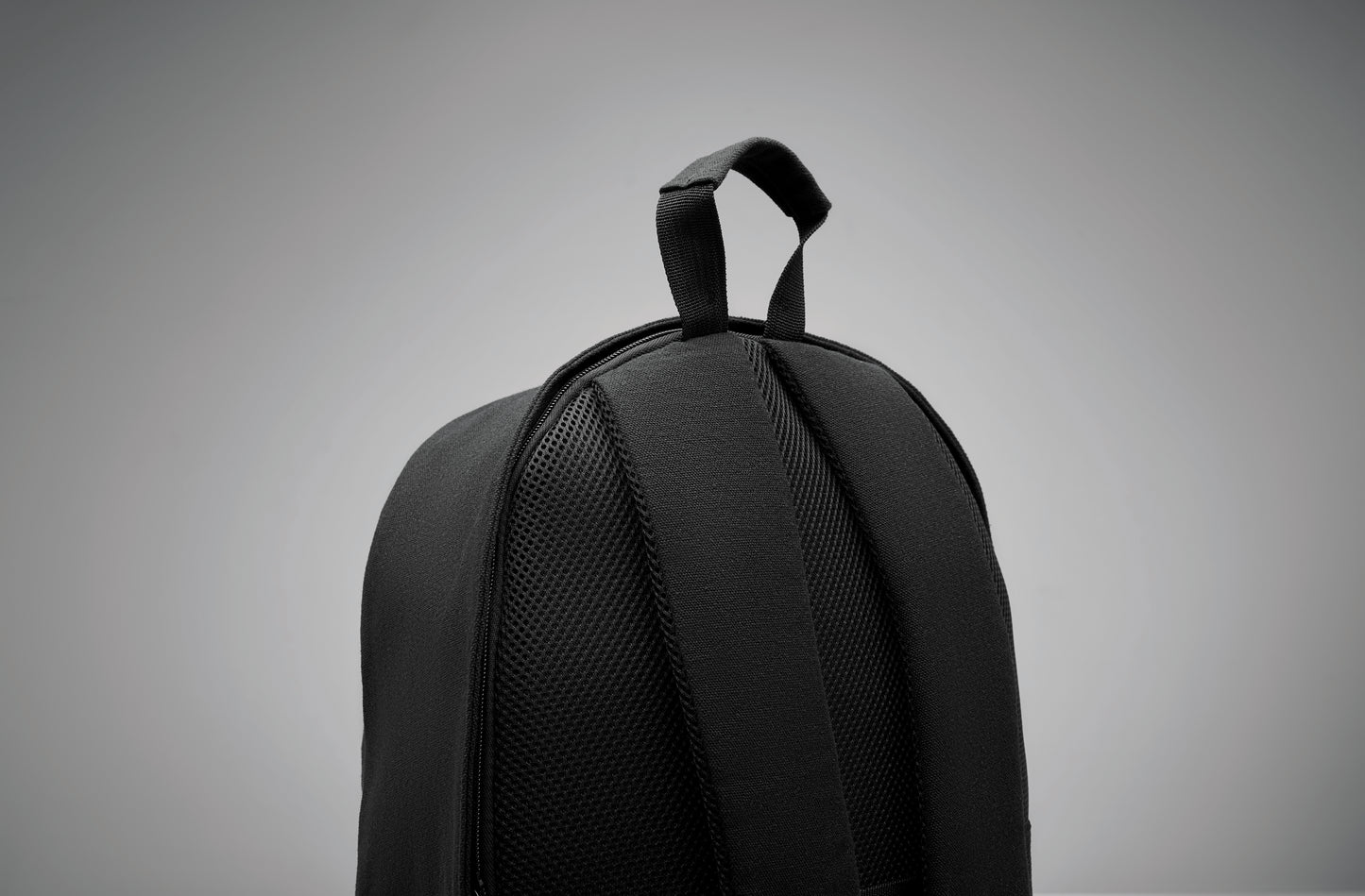 15'''' Laptop-Rucksack aus recycelter Baumwolle (70%) und recyceltem Polyester (30%). Zwei Reißverschlusstaschen.
