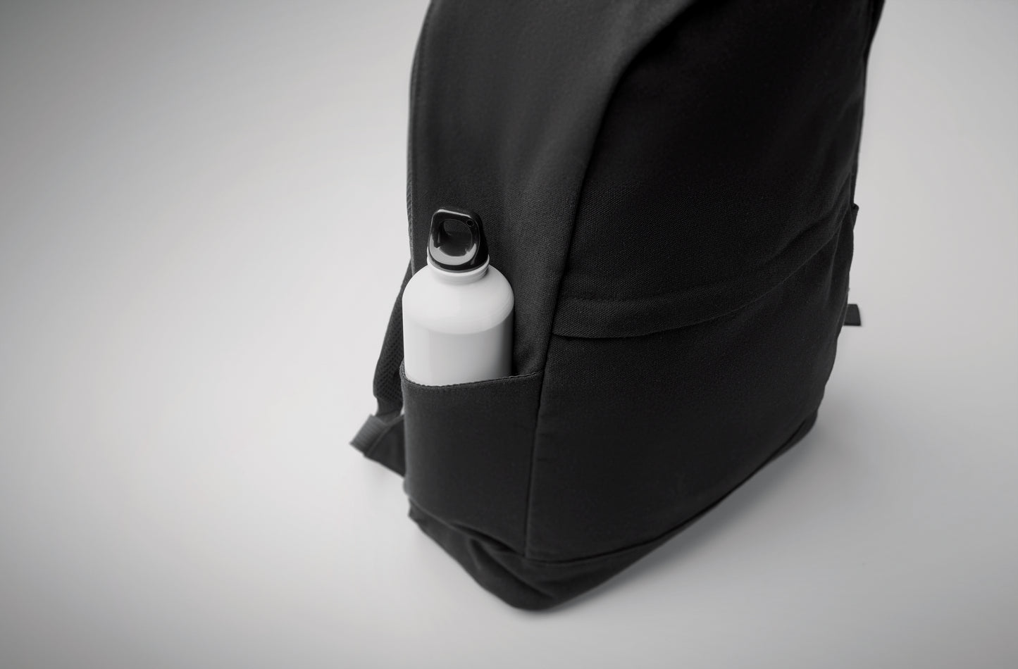 15'''' Laptop-Rucksack aus recycelter Baumwolle (70%) und recyceltem Polyester (30%). Zwei Reißverschlusstaschen.