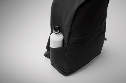 15'''' Laptop-Rucksack aus recycelter Baumwolle (70%) und recyceltem Polyester (30%). Zwei Reißverschlusstaschen.