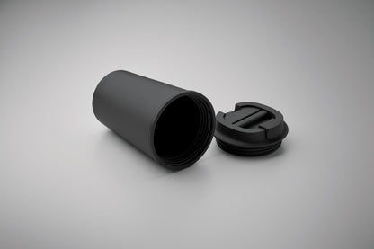 Doppelwandiger Becher aus 100% PLA-Mais mit Trinkdeckel aus PP. Innenauskleidung aus TPR.
