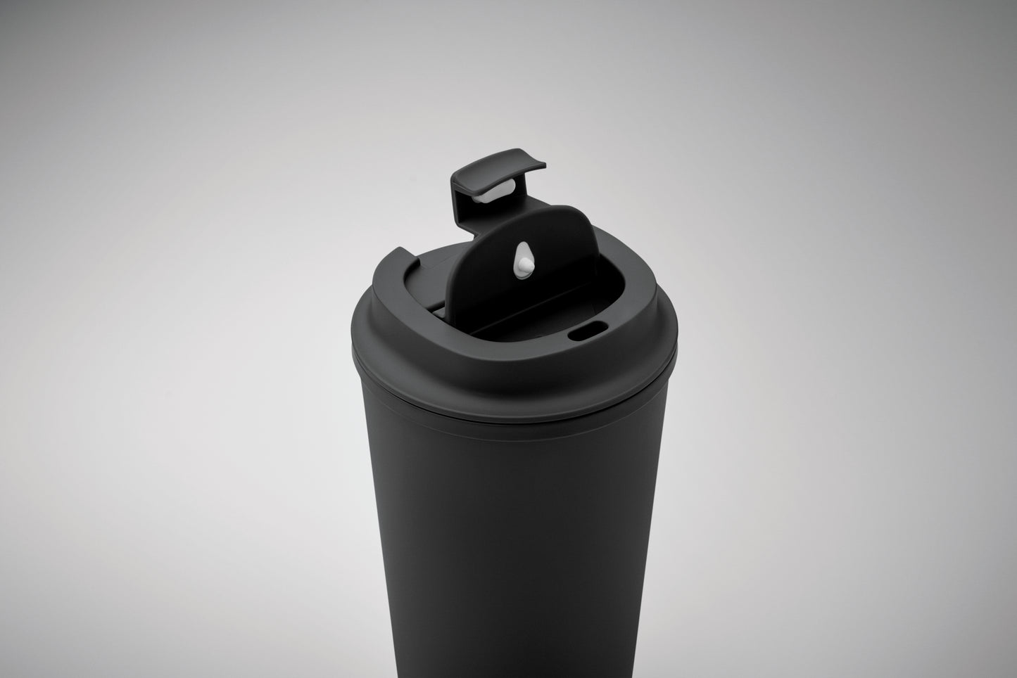 Doppelwandiger Becher aus 100% PLA-Mais mit Trinkdeckel aus PP. Innenauskleidung aus TPR.