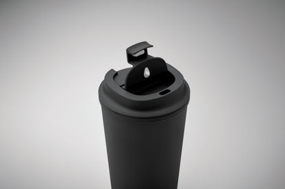Doppelwandiger Becher aus 100% PLA-Mais mit Trinkdeckel aus PP. Innenauskleidung aus TPR.