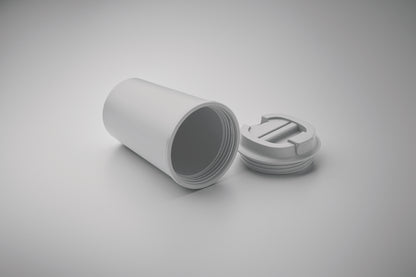 Doppelwandiger Becher aus 100% PLA-Mais mit Trinkdeckel aus PP. Innenauskleidung aus TPR.