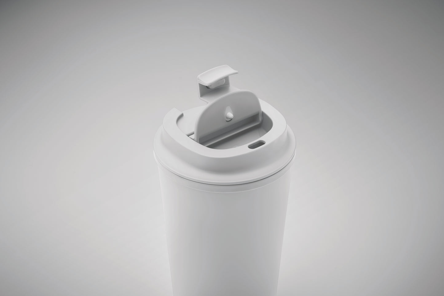 Doppelwandiger Becher aus 100% PLA-Mais mit Trinkdeckel aus PP. Innenauskleidung aus TPR.
