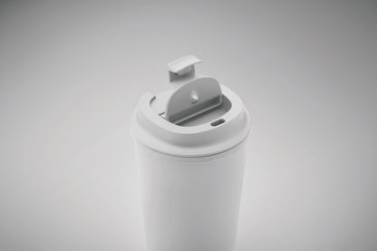 Doppelwandiger Becher aus 100% PLA-Mais mit Trinkdeckel aus PP. Innenauskleidung aus TPR.