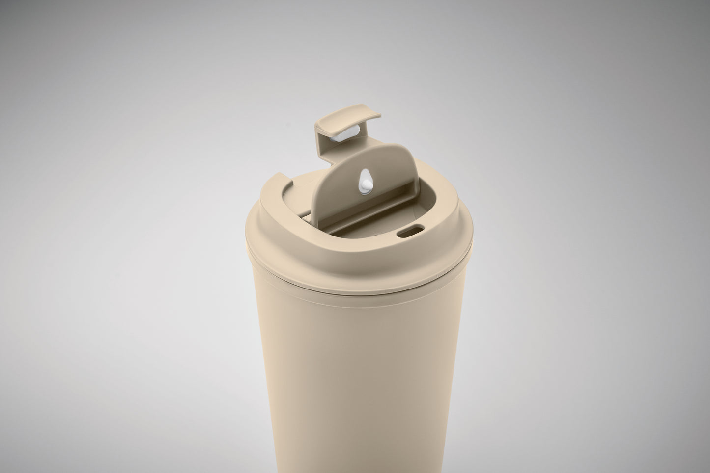 Doppelwandiger Becher aus 100% PLA-Mais mit Trinkdeckel aus PP. Innenauskleidung aus TPR.
