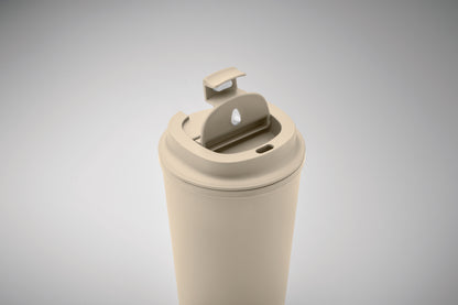 Doppelwandiger Becher aus 100% PLA-Mais mit Trinkdeckel aus PP. Innenauskleidung aus TPR.