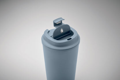 Doppelwandiger Becher aus 100% PLA-Mais mit Trinkdeckel aus PP. Innenauskleidung aus TPR.