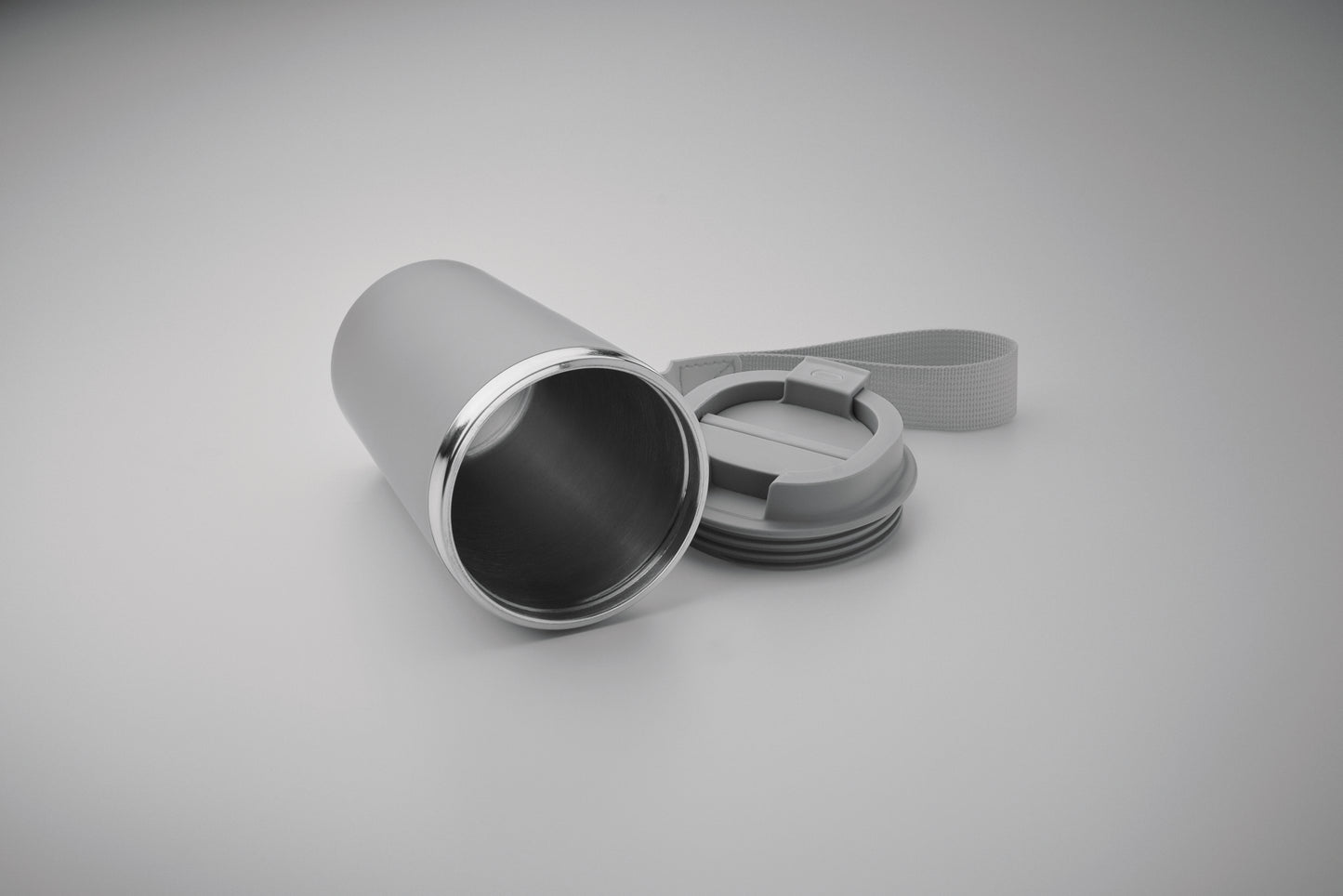 Doppelwandiger Becher aus recyceltem Edelstahl (90 % recycelter Edelstahl und 10 %