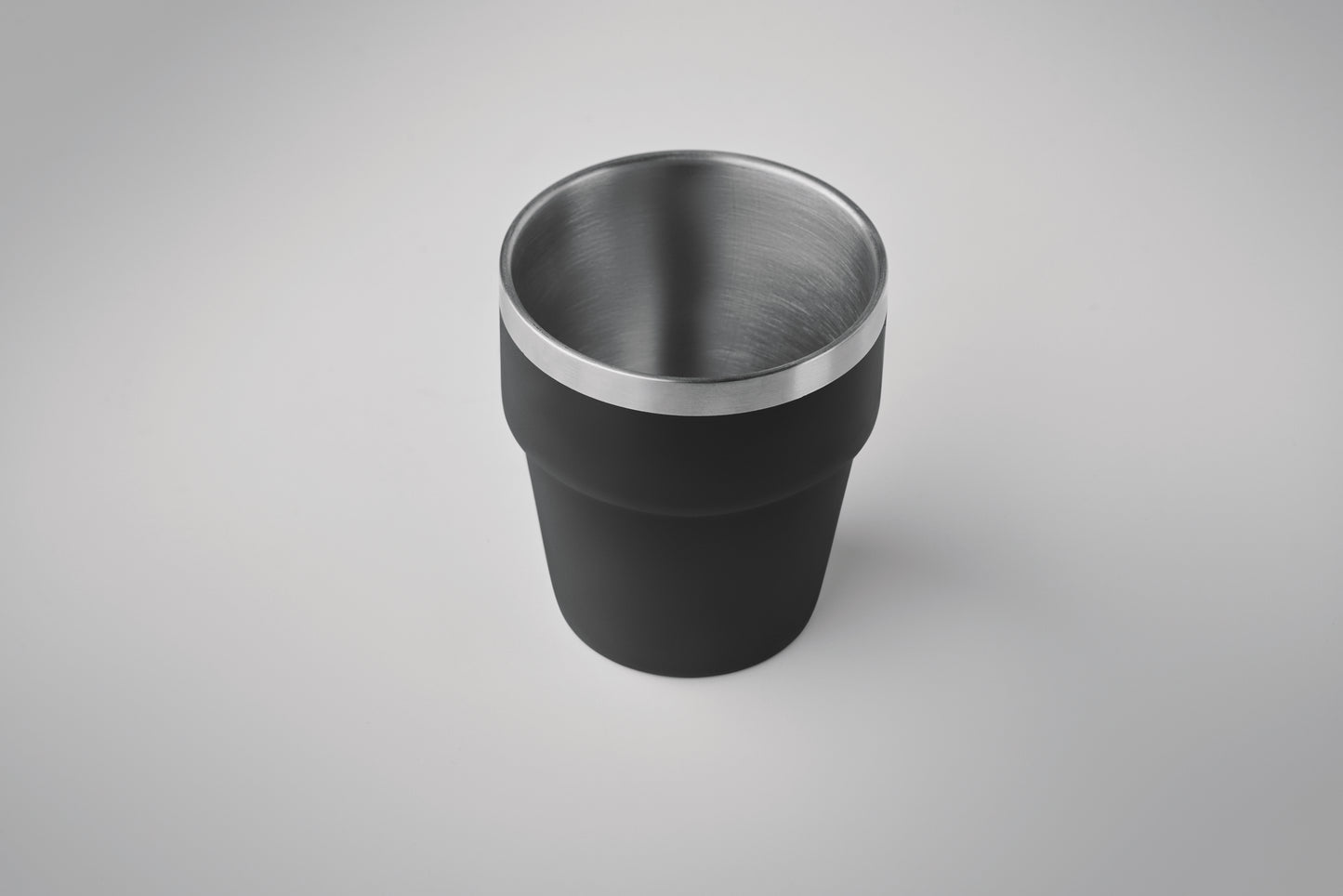 Doppelwandiger Becher aus recyceltem Edelstahl (90% recycelter Edelstahl und 10% Edelstahl). Stapelbar.