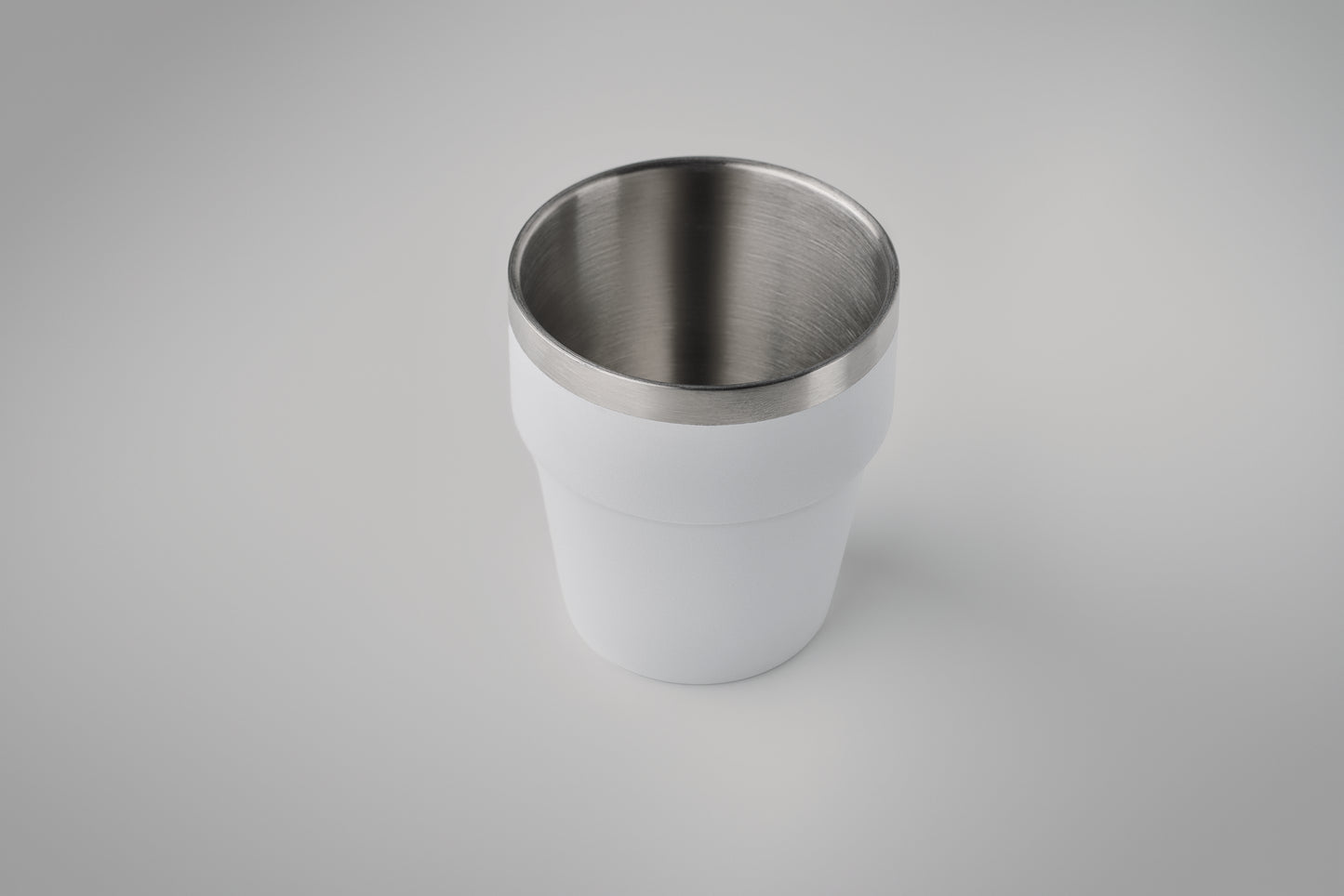 Doppelwandiger Becher aus recyceltem Edelstahl (90% recycelter Edelstahl und 10% Edelstahl). Stapelbar.