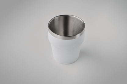 Doppelwandiger Becher aus recyceltem Edelstahl (90% recycelter Edelstahl und 10% Edelstahl). Stapelbar.