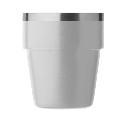 Doppelwandiger Becher aus recyceltem Edelstahl (90% recycelter Edelstahl und 10% Edelstahl). Stapelbar.