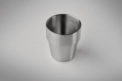 Doppelwandiger Becher aus recyceltem Edelstahl (90% recycelter Edelstahl und 10% Edelstahl). Stapelbar.