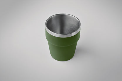 Doppelwandiger Becher aus recyceltem Edelstahl (90% recycelter Edelstahl und 10% Edelstahl). Stapelbar.