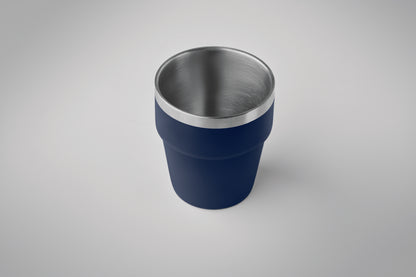 Doppelwandiger Becher aus recyceltem Edelstahl (90% recycelter Edelstahl und 10% Edelstahl). Stapelbar.