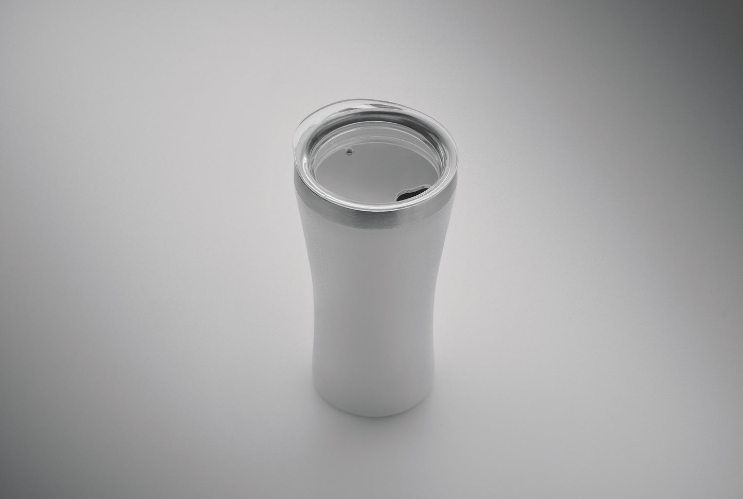 Kleiner doppelwandiger Becher aus recyceltem Edelstahl (90% recycelter Edelstahl und 10% Edelstahl).