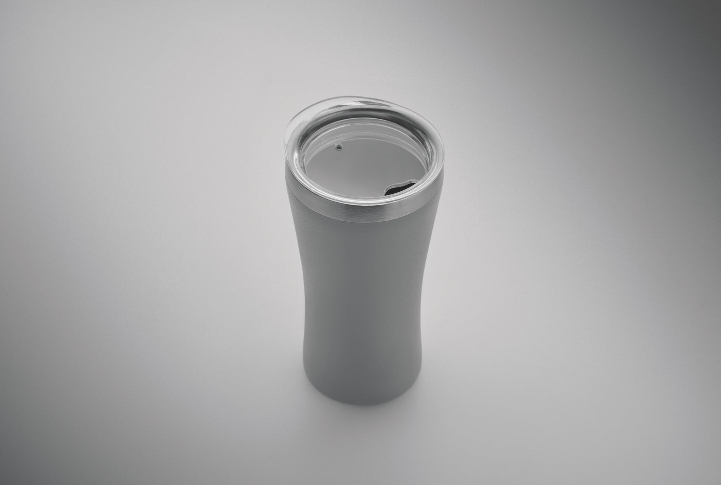 Kleiner doppelwandiger Becher aus recyceltem Edelstahl (90% recycelter Edelstahl und 10% Edelstahl).