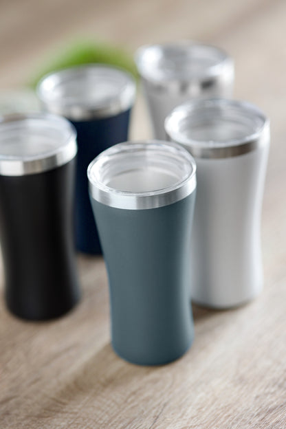 Kleiner doppelwandiger Becher aus recyceltem Edelstahl (90% recycelter Edelstahl und 10% Edelstahl).