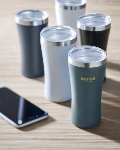 Kleiner doppelwandiger Becher aus recyceltem Edelstahl (90% recycelter Edelstahl und 10% Edelstahl).