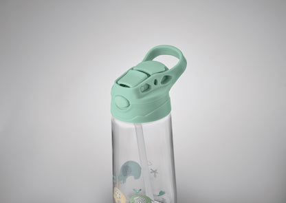 Trinkflasche für Kinder aus Tritan. Deckel mit integriertem Trinkhalm. Auslaufsicher. Füllmenge: 450