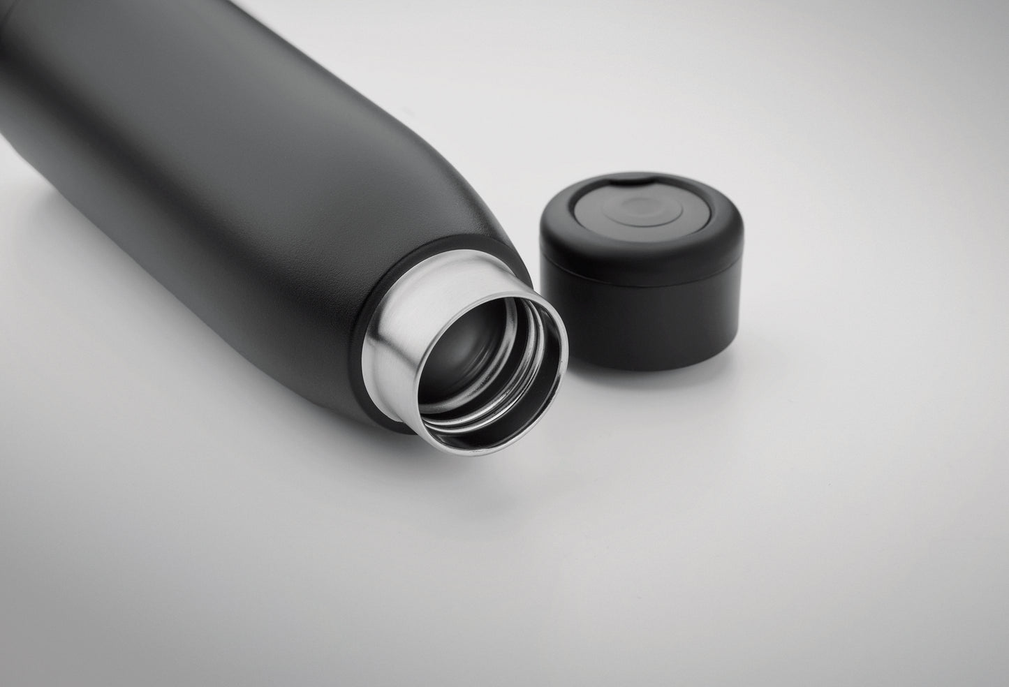 Doppelwandige Flasche aus recyceltem Edelstahl (90 % recycelter Edelstahl und 10 %