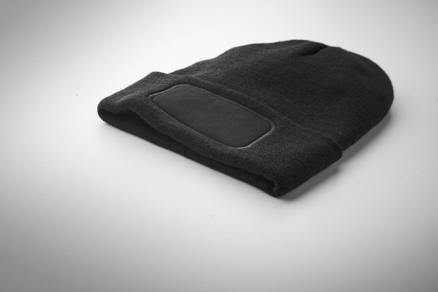 Beanie aus softem elastischem RPET-Polyester. Mit Umschlag und Aufnäher. Unisex.