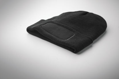 Beanie aus softem elastischem RPET-Polyester. Mit Umschlag und Aufnäher. Unisex.