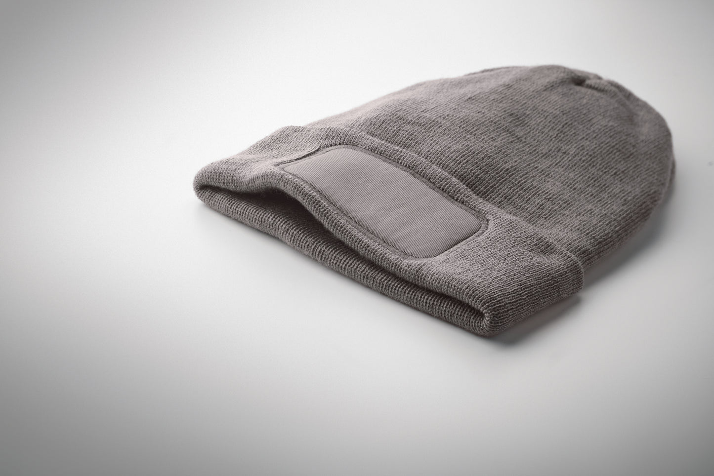 Beanie aus softem elastischem RPET-Polyester. Mit Umschlag und Aufnäher. Unisex.