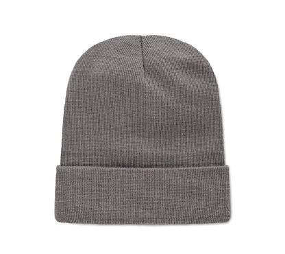 Beanie aus softem elastischem RPET-Polyester. Mit Umschlag und Aufnäher. Unisex.