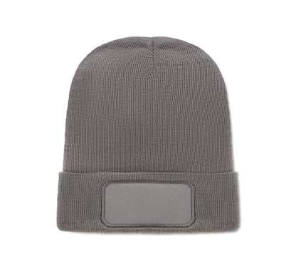 Beanie aus softem elastischem RPET-Polyester. Mit Umschlag und Aufnäher. Unisex.