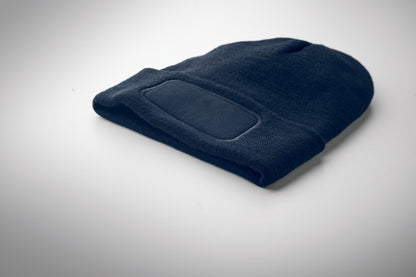 Beanie aus softem elastischem RPET-Polyester. Mit Umschlag und Aufnäher. Unisex.