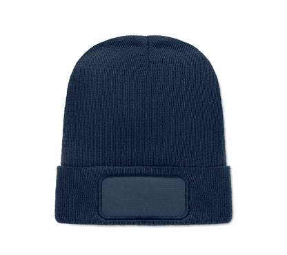 Beanie aus softem elastischem RPET-Polyester. Mit Umschlag und Aufnäher. Unisex.