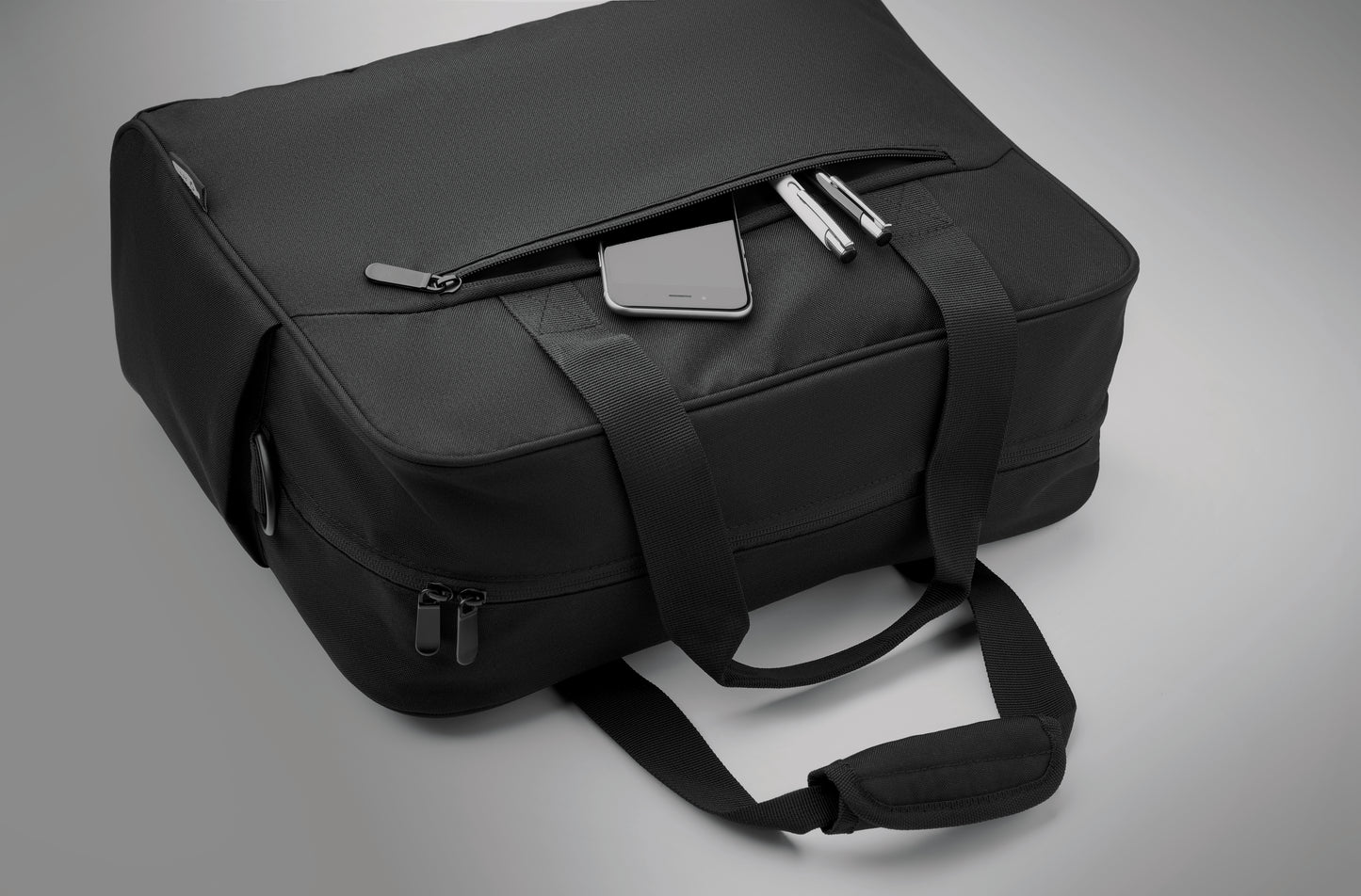 Handgepäck-Reisetasche aus 600D RPET. Große Fronttasche mit Reißverschluss und zwei kleine Seitentaschen.
