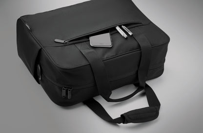 Handgepäck-Reisetasche aus 600D RPET. Große Fronttasche mit Reißverschluss und zwei kleine Seitentaschen.