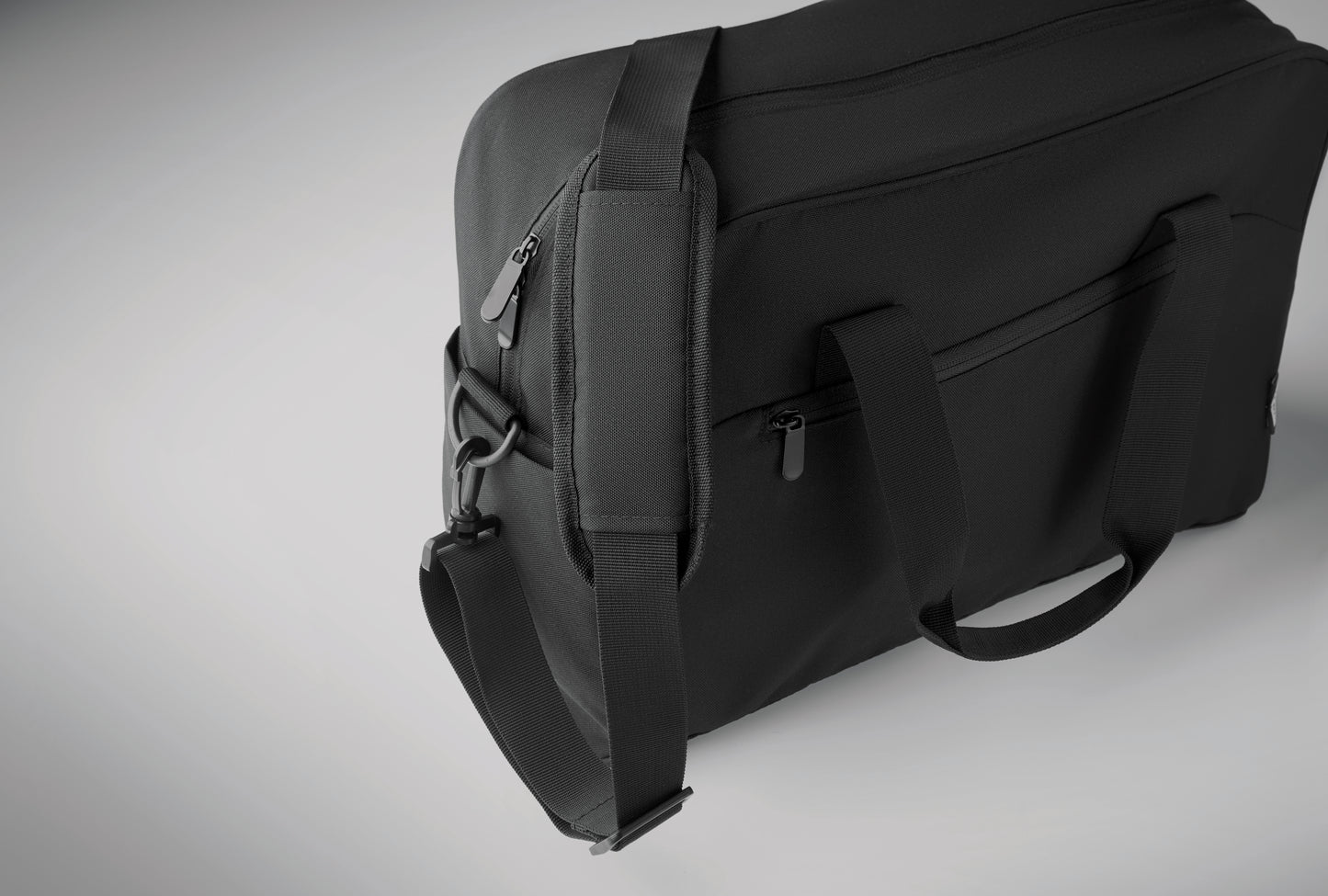 Handgepäck-Reisetasche aus 600D RPET. Große Fronttasche mit Reißverschluss und zwei kleine Seitentaschen.