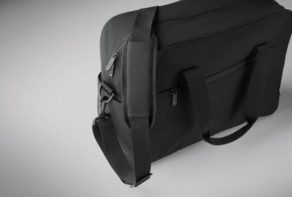 Handgepäck-Reisetasche aus 600D RPET. Große Fronttasche mit Reißverschluss und zwei kleine Seitentaschen.