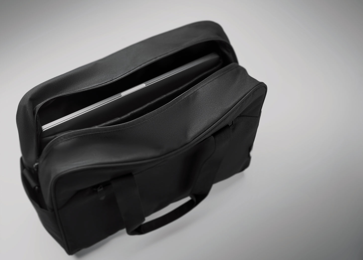 Handgepäck-Reisetasche aus 600D RPET. Große Fronttasche mit Reißverschluss und zwei kleine Seitentaschen.