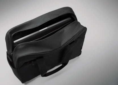 Handgepäck-Reisetasche aus 600D RPET. Große Fronttasche mit Reißverschluss und zwei kleine Seitentaschen.