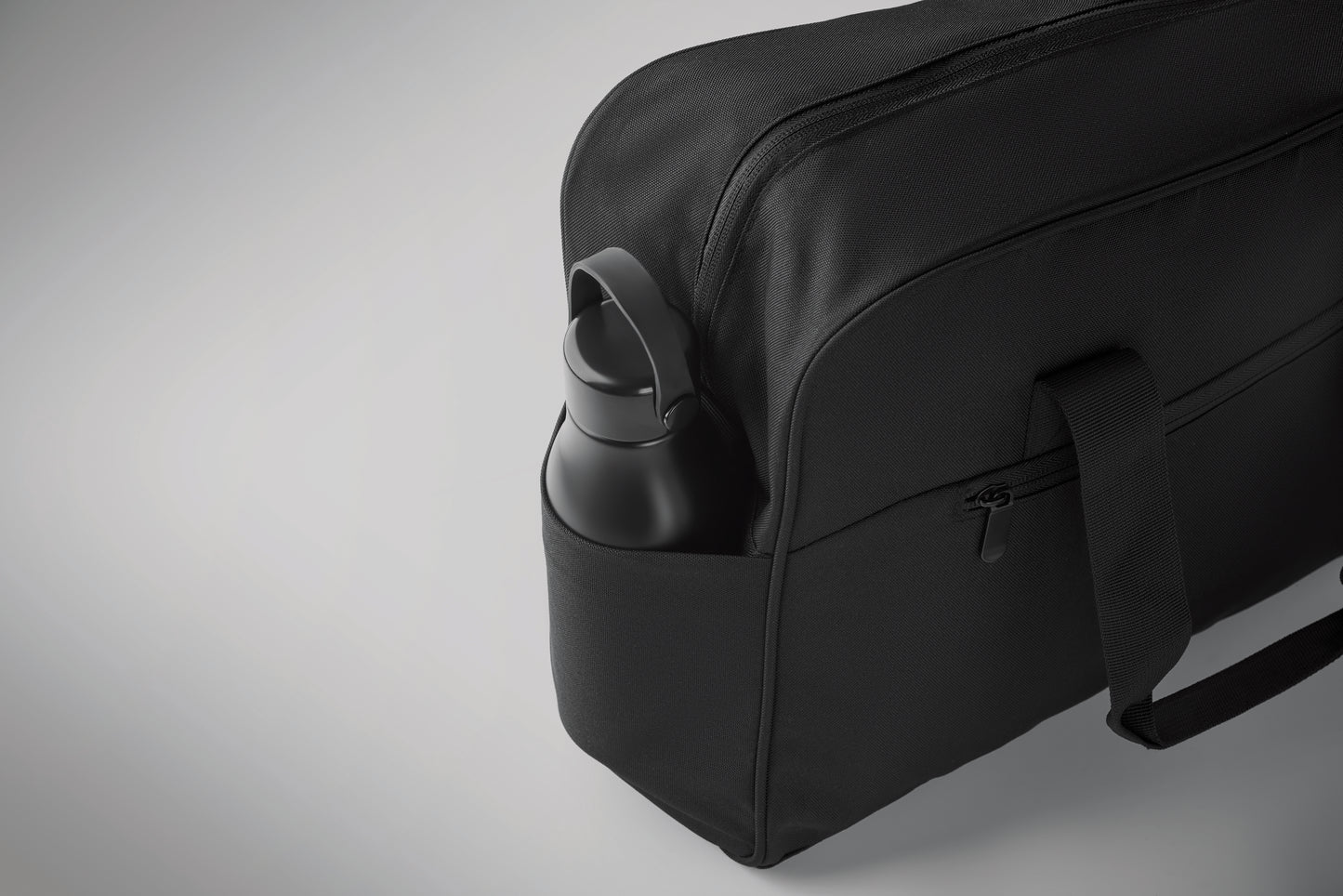 Handgepäck-Reisetasche aus 600D RPET. Große Fronttasche mit Reißverschluss und zwei kleine Seitentaschen.