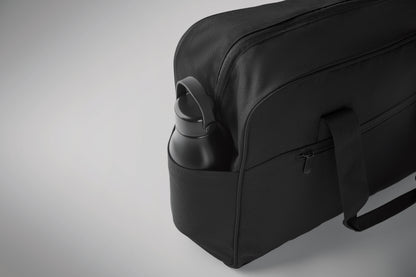 Handgepäck-Reisetasche aus 600D RPET. Große Fronttasche mit Reißverschluss und zwei kleine Seitentaschen.