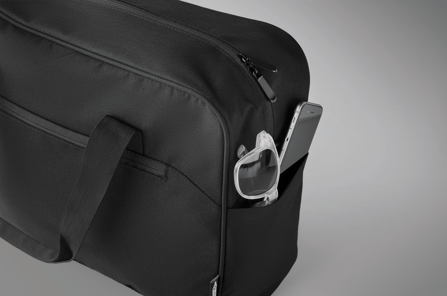 Handgepäck-Reisetasche aus 600D RPET. Große Fronttasche mit Reißverschluss und zwei kleine Seitentaschen.