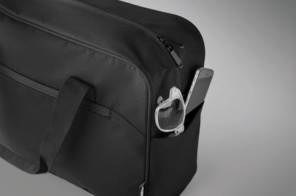 Handgepäck-Reisetasche aus 600D RPET. Große Fronttasche mit Reißverschluss und zwei kleine Seitentaschen.