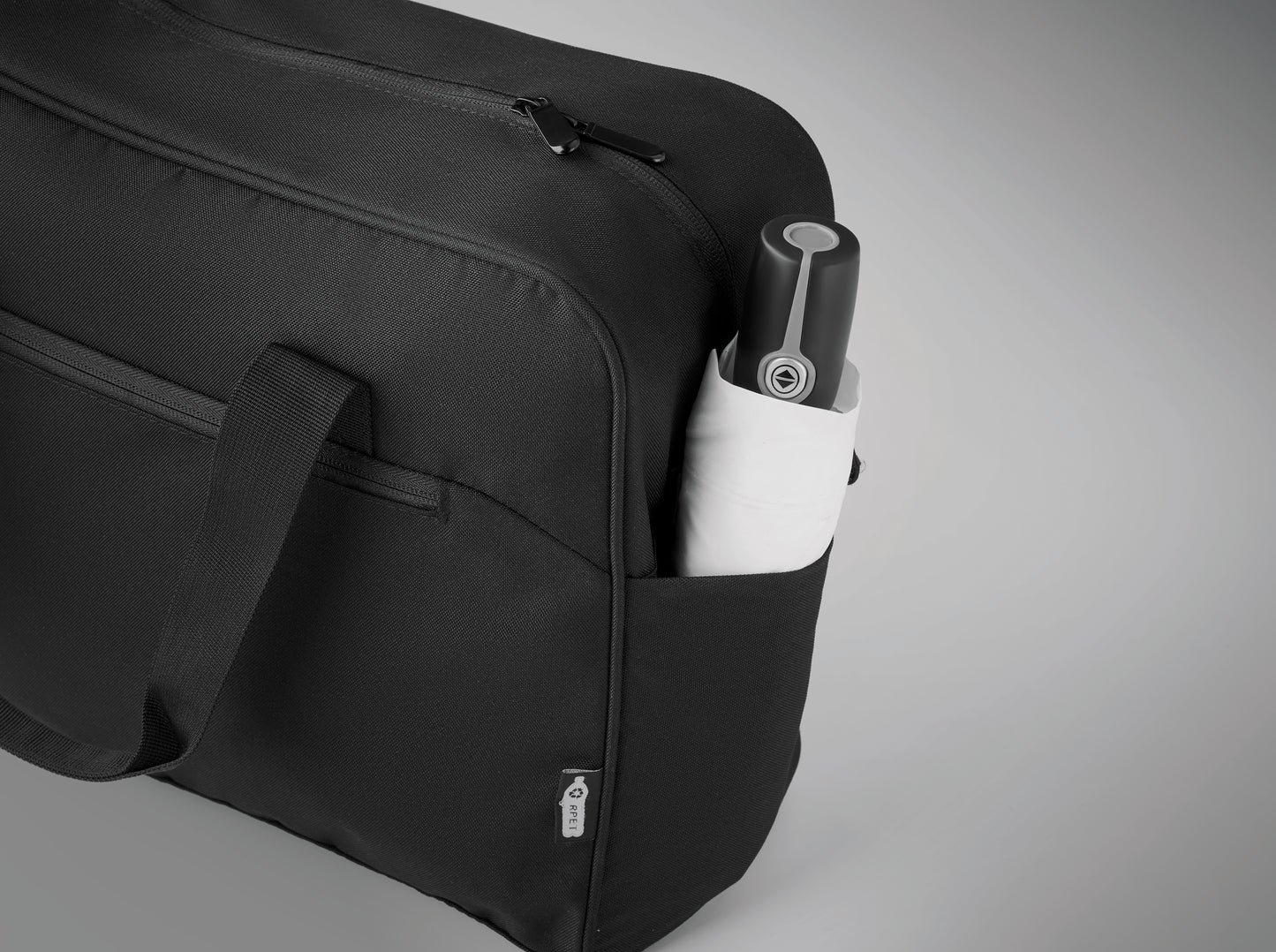 Handgepäck-Reisetasche aus 600D RPET. Große Fronttasche mit Reißverschluss und zwei kleine Seitentaschen.