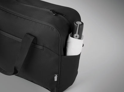 Handgepäck-Reisetasche aus 600D RPET. Große Fronttasche mit Reißverschluss und zwei kleine Seitentaschen.