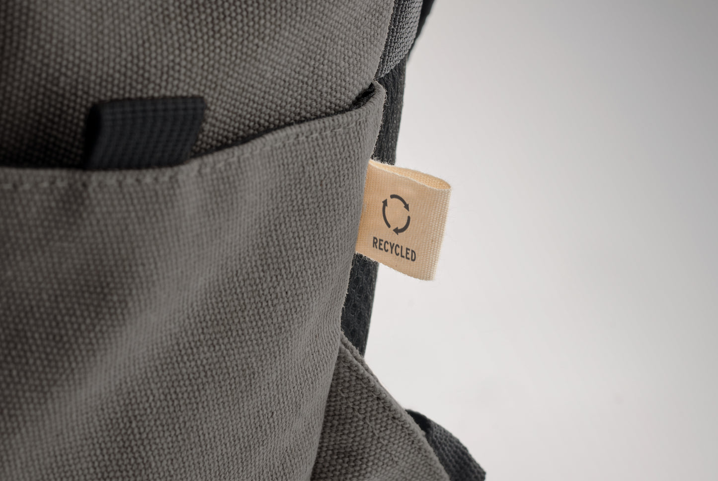 15" Laptop-Rucksack aus recycelter Pre-Consumer-Baumwolle. Große Fronttasche mit Reißverschluss und Laptop-Innenfach. Kleine