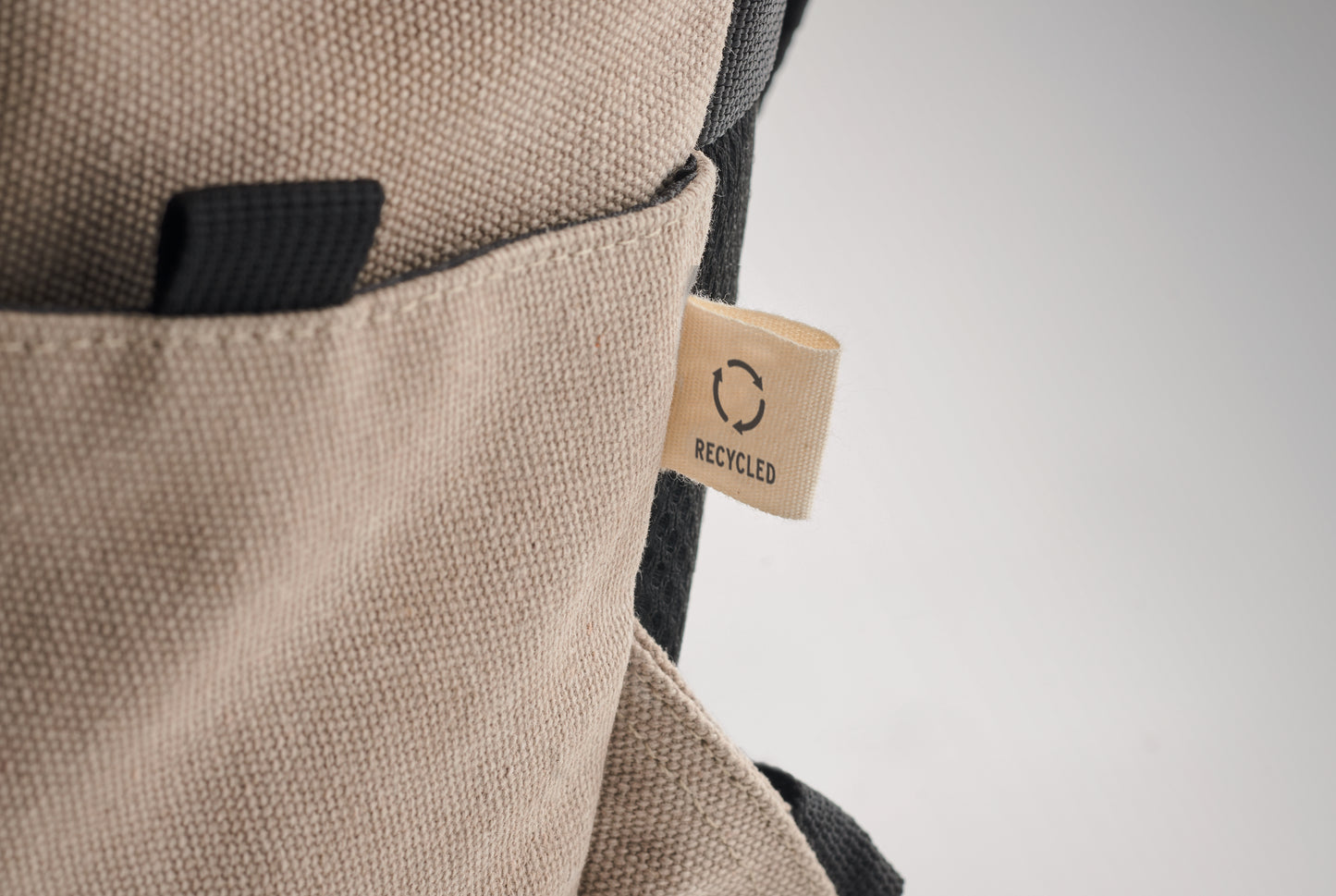 15" Laptop-Rucksack aus recycelter Pre-Consumer-Baumwolle. Große Fronttasche mit Reißverschluss und Laptop-Innenfach. Kleine