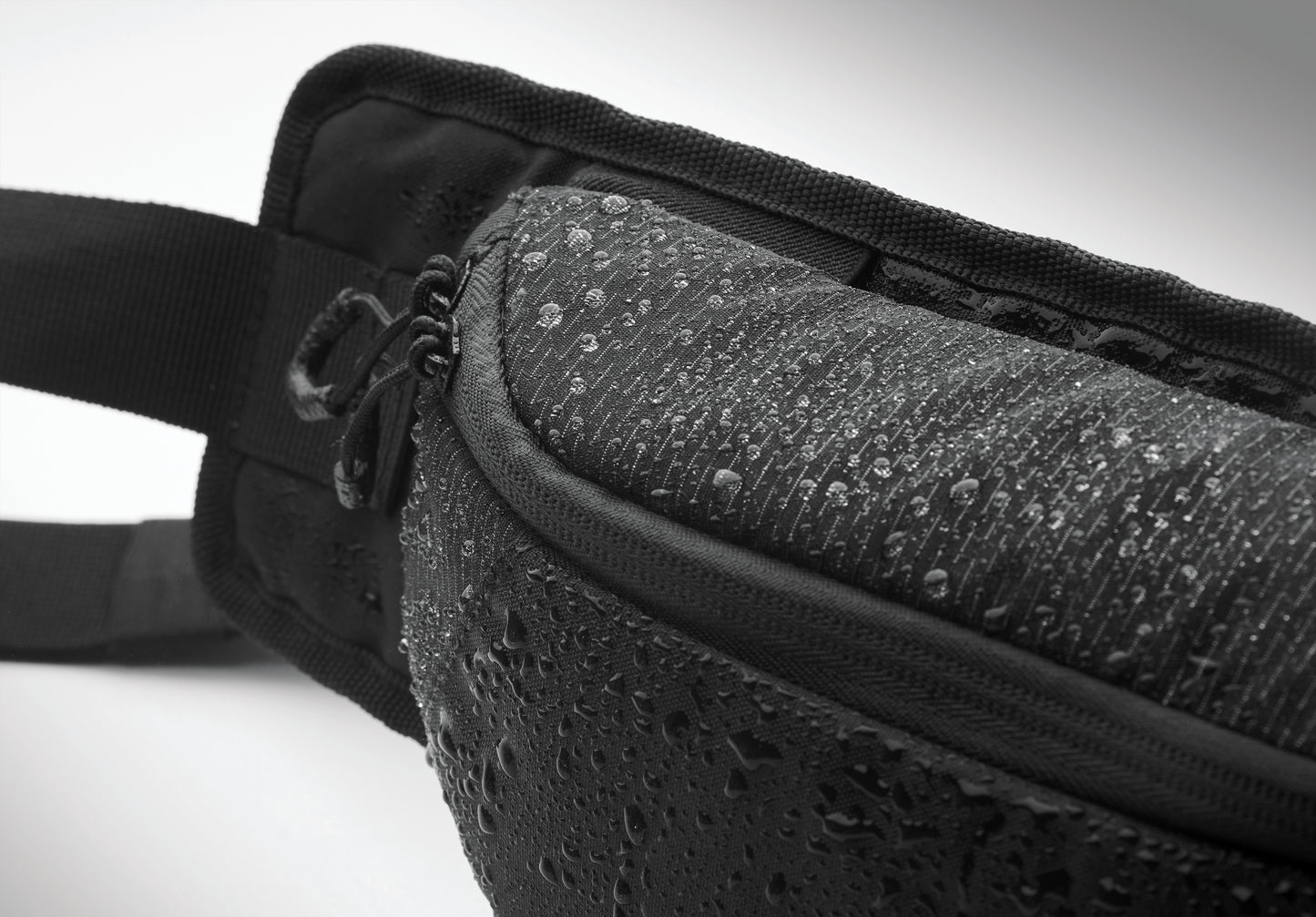 Gürteltasche aus wasserabweisendem 420D-Nylon mit 210D-Polyesterfutter. Reflektierender Streifen. Komplett gepolstertes Hauptfach. Große