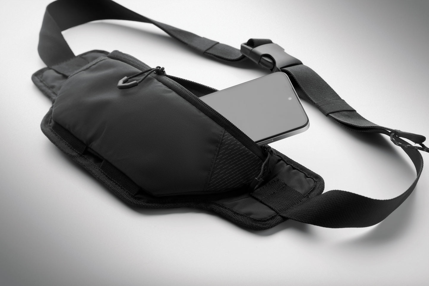 Gürteltasche aus wasserabweisendem 420D-Nylon mit 210D-Polyesterfutter. Reflektierender Streifen. Komplett gepolstertes Hauptfach. Große