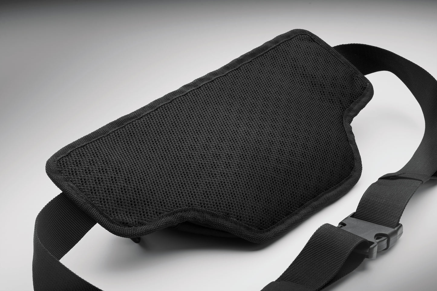 Gürteltasche aus wasserabweisendem 420D-Nylon mit 210D-Polyesterfutter. Reflektierender Streifen. Komplett gepolstertes Hauptfach. Große